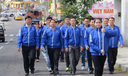 Đoàn Việt Nam tập dượt diễu hành trên đường phố tại Ecuador