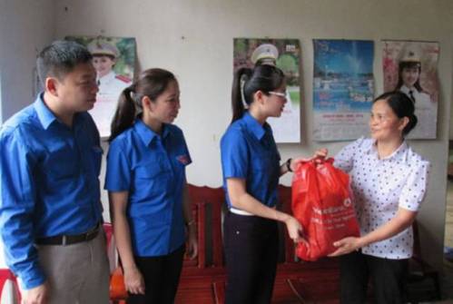 Tuổi trẻ Thành phố Thái Nguyên tặng quà cho gia đình các chiến sĩ