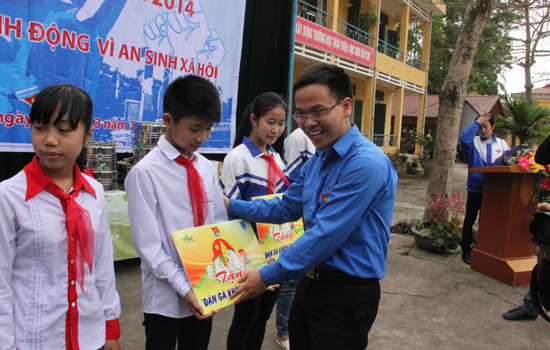 Đồng chí Nguyễn Duy Sơn, Bí thư Đoàn Khối cơ quan Trung ương Đoàn trao tặng 'Đàn gà khăn quàng đỏ' cho các em thiếu nhi.
