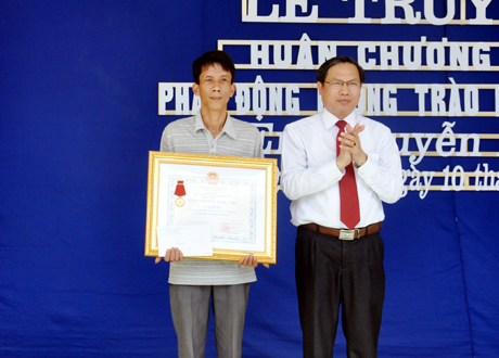 Thừa ủy quyền của Chủ tịch nước, đồng chí Trần Tiến Dũng, Phó Chủ tịch UBND TX Quảng Yên truy tặng Huân chương Dũng cảm cho đại diện gia đình em Nguyễn Duy Ánh.