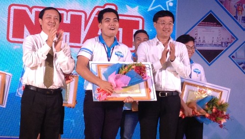 Đồng chí Lê Quốc Phong -  - Ủy viên dự khuyết BCH Trung ương Đảng, Bí thư thứ nhất BCH Trung ương Đoàn, Chủ tịch Hội Sinh viên Việt Nam trao giải cho thí sinh đạt giải nhất