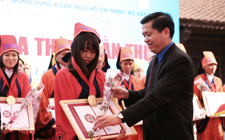 Đồng chí Nguyễn Long Hải, Bí thư Trung ương Đoàn trao giải Nhất cho sinh viên đạt giải