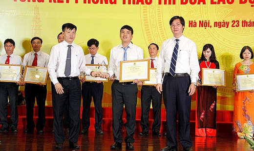 Kỹ sư Nguyễn Văn Quyết (đứng giữa) nhận Bằng khen Lao động sáng tạo giai đoạn 2012-2017 (ảnh: Bùi Công)