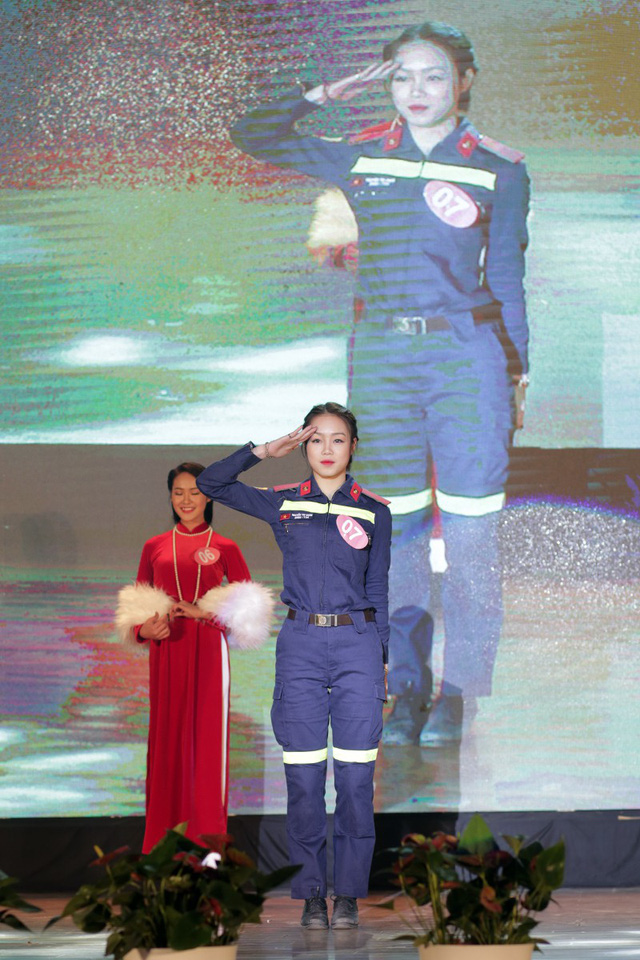 Á khôi của ĐH Phòng cháy chữa cháy, Nguyễn Thị Oanh mang đến sự độc đáo cho cuộc thi khi xuất hiện trong bộ quân phục của các chiến sĩ Phòng cháy chữa cháy. Lựa chọn này đã mang lại cho Oanh giải Trang phục ấn tượng.