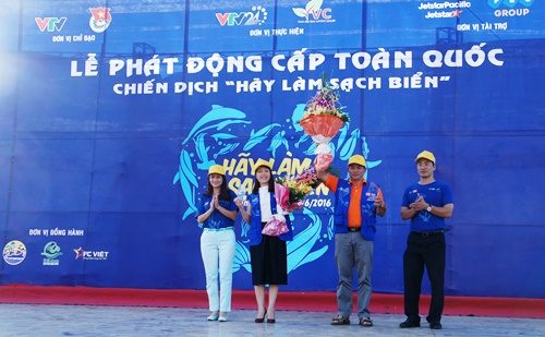 Đồng chí Vũ Minh Lý- Giám đốc Trung tâm Tình nguyện Quốc gia và Nhà báo Lê Bình- Giám đốc Trung tâm tin tức VTV 24 tặng hoa cho nhà tài trợ