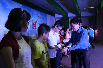 Bí thư TW Đoàn Nguyễn Long Hải trao học bổng cho con em cán bộ, chiến sĩ Lữ đoàn công binh 83 đang công tác tại Trường Sa. Ảnh: Giang Thanh