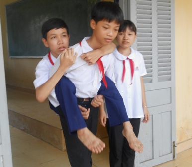 Hồi học cấp 1 hàng ngày Cẩm phải cõng Lai đến trường. Nhưng giờ Lai lớn hơn, Cẩm phải nhờ bạn Minh Tuấn gánh lấy việc này.
