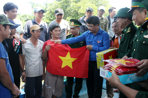  trao tặng 120 lá cờ Tổ quốc, 50 áo thanh niên Việt Nam cho 10 chủ tàu