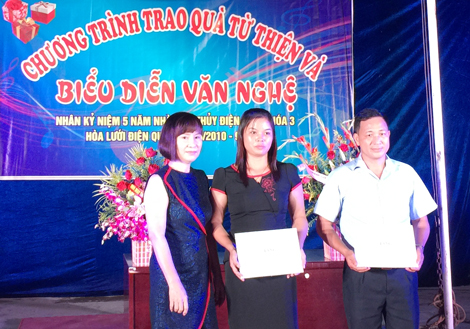 Bà Lương Thị Lợi, Giám đốc Công ty CP Linh Linh, đại diện các nhà tài trợ trao máy năng lượng mặt trời tượng trưng cho Hiệu trưởng Trường mầm non Nậm Xé và Tiểu học xã Dần Thàng.