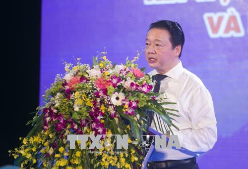 Bộ trưởng Bộ Tài nguyên và Môi trường Trần Hồng Hà phát biểu tại buổi tọa đàm.