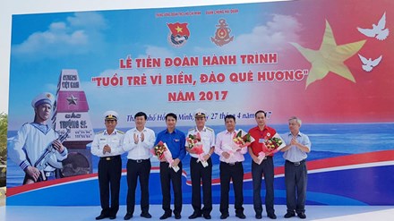 Tặng hoa cho đoàn hành trình