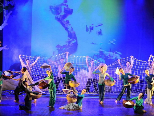 Tiết mục múa “Muối mặn gừng cay” do các nghệ sỹ Nhà hát Ca múa nhạc Việt Nam biểu diễn. (Ảnh: TTXVN)