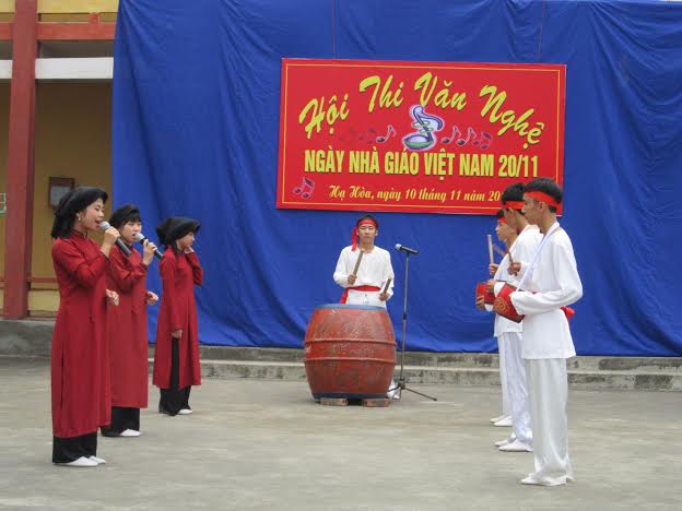 Hà Trung Hiếu (đứng giữa đánh trống) cùng các bạn biểu diễn hát xoan trong hội diễn văn nghệ