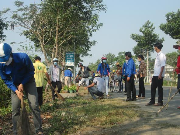 ĐVTN tham gia dọn vệ sinh môi trường ngay sau lễ ra quân