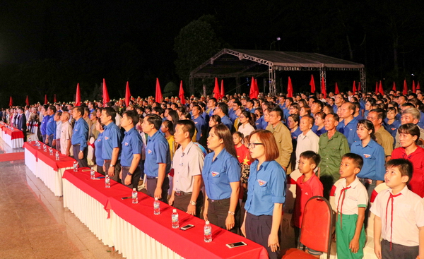 Hơn 2000 đại biểu, đoàn viên thanh niên và người dân tham dự buổi lễ tri ân các anh hùng liệt sỹ