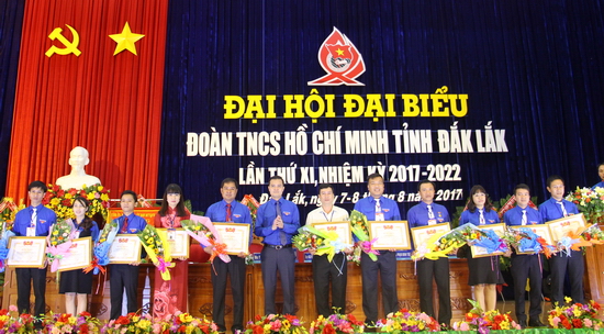 Đồng chí Bùi Quang Huy – Bí thư BCH TW Đoàn tặng bằng khen cho các cá nhân có thành tích xuất sắc