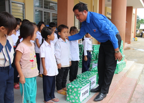 Đồng chí Y Nhuân Byă - Bí thư Tỉnh đoàn trao quà cho các em học sinh có hoàn cảnh khó khăn, bị ảnh hưởng do bão