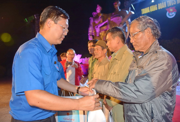 Đồng chí Lê Quốc Phong - Bí thư thứ nhất Trung ương Đoàn tặng quà cho các gia đình thương, bệnh binh có hoàn cảnh khó khăn