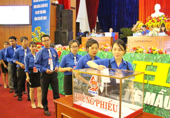 Các đại biểu bỏ phiếu tại Đại hội