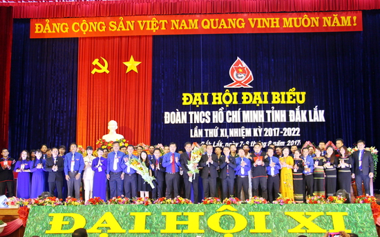 Các đồng chí lãnh đạo chúc mừng BCH Tỉnh Đoàn Đắk Lắk khóa XI