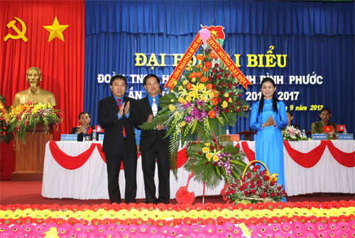 Bí thư T.Ư Đoàn Nguyễn Mạnh Dũng (bìa trái) tặng lẵng hoa chúc mừng đại hội
