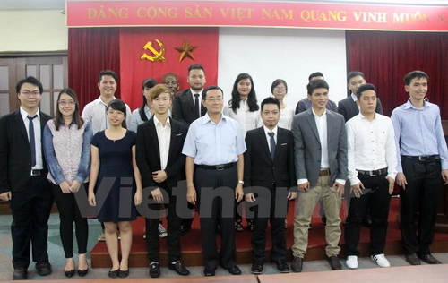 Ban Chấp hành Hội Thanh niên-sinh viên Việt Nam năm 2015 chụp ảnh cùng Đại sứ Phạm Cao Phong