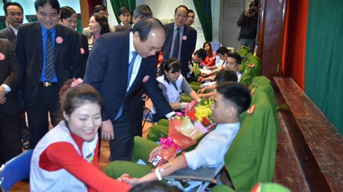 Phó Thủ tướng Nguyễn Xuân Phúc thăm hỏi, động viên các bạn trẻ tham gia hiến máu tại đại học Bách khoa.