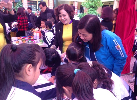 Đồng chí Hoàng Tú Anh (áo xanh) cùng tham gia vẽ tranh với các em học sinh