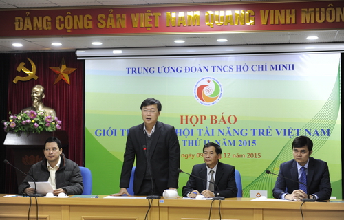 Bí thư Trung ương Đoàn Lê Quốc Phong thông tin về Đại hội Tài năng trẻ Việt Nam lần thứ II tới các phóng viên báo chí