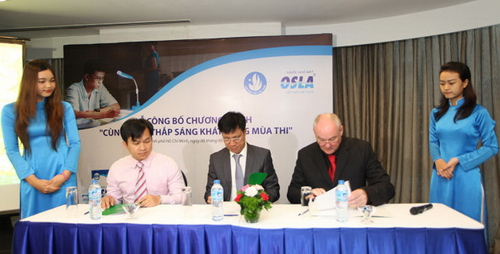 Đại diện các bên ký kết thỏa thuận hợp tác triển khai chương trình “Cùng Osla thắp sáng khát vọng mùa thi” - Ảnh: Minh Quân - TTO