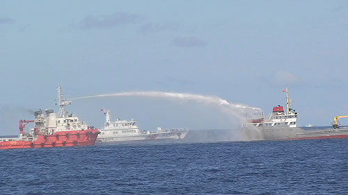 Tàu Trung Quốc dùng vòi rồng công suất lớn ngang ngược phun vào tàu Việt Nam. Ảnh: Bộ Ngoại giao cung cấp