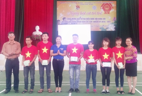 Lãnh đạo trao quà cho các thí sinh tham gia thi Rung chuông vàng tại Ngày hội