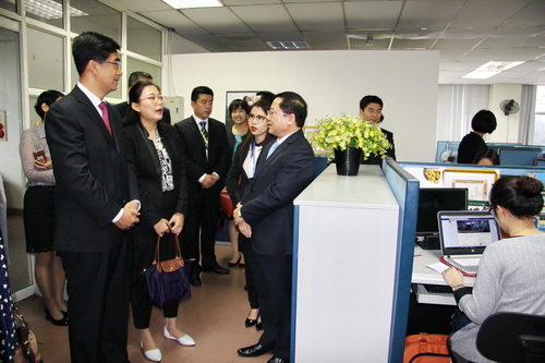 Bí thư thứ nhất T.Ư Đoàn TNCS Trung Quốc Tần Nghi Trí  (ngoài cùng bên trái ảnh) và đại biểu trong đoàn thăm phòng làm việc phóng viên báo Tiền Phong