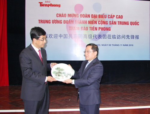 Tổng biên tập báo Tiền Phong Lê Xuân Sơn (phải ảnh) tặng quà lưu niệm Bí thư thứ nhất T.Ư Đoàn TNCS Trung Quốc Tần Nghi Trí