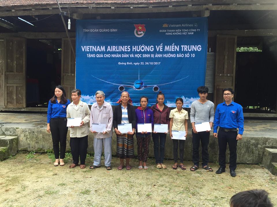 Đoàn Tình nguyện trao quà cho bà con nhân dân xã Trường Sơn, huyện Quảng Ninh
