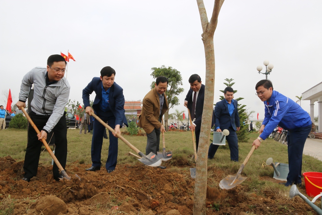 các đồng chí lãnh đạo tham gia trồng cây tại Khu tưởng niệm đồng chí Lê Hữu Lập