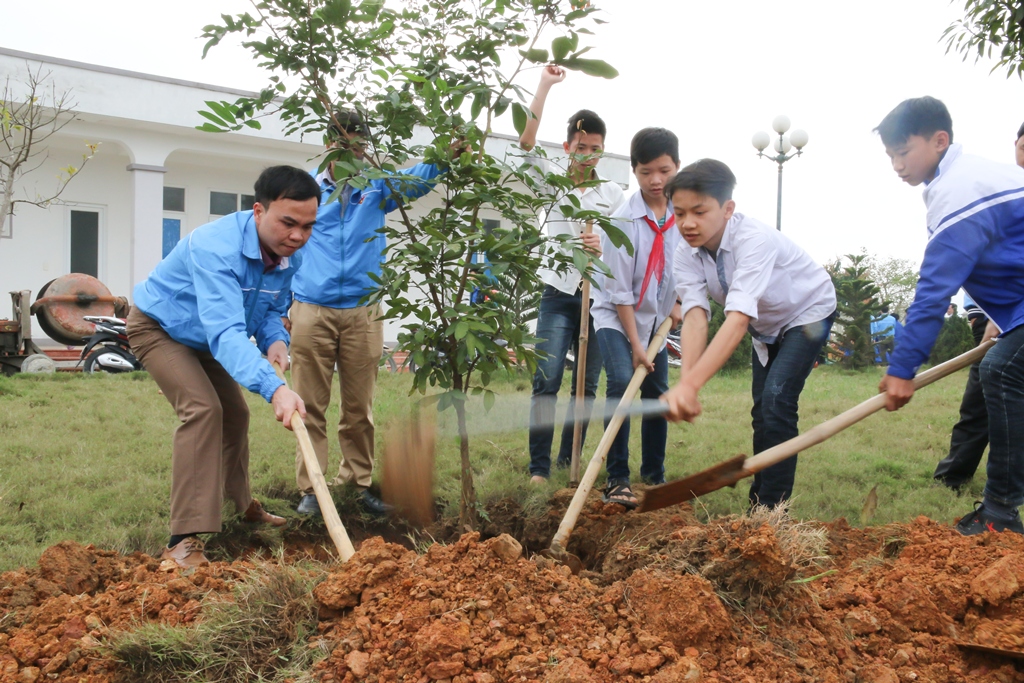 Đoàn viên thanh niên huyện Hậu Lộc tham gia trồng cây