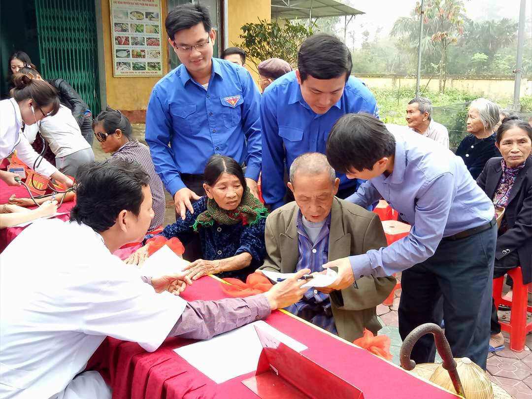 Đoàn khối Doanh nghiệp Huyện đoàn Cẩm Xuyên phối hợp tổ chức khám, cấp phát thuốc miễn phí