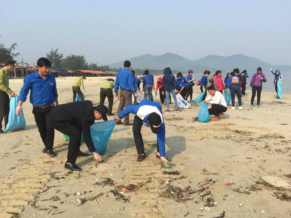  ĐVTN huyện Phú Vang ra quân vệ sinh môi trường biển