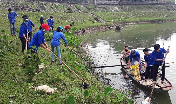 ĐVTN huyện Vũ Quang ra quân vệ sinh môi trường, bảo vệ dòng sông quê hương