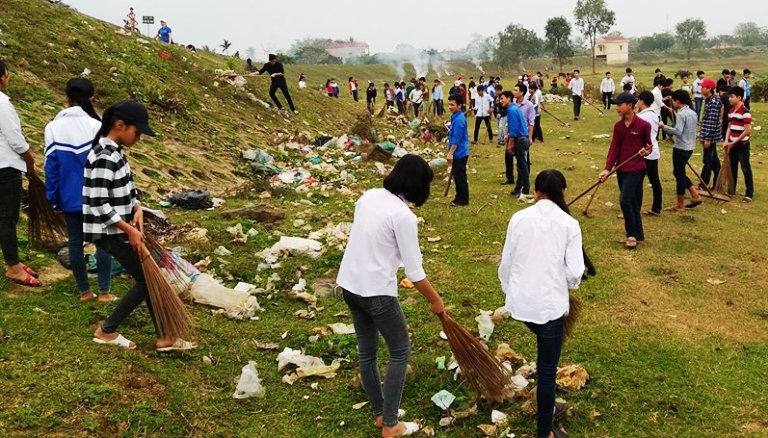 ĐVTN huyện Thạch Thành làm vệ sinh môi trường