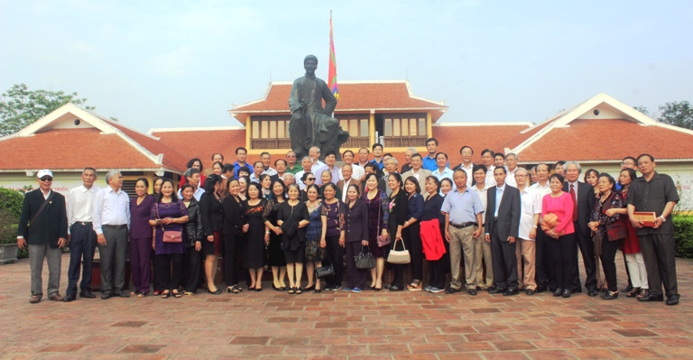 Đoàn chụp ảnh tại khu lưu niệm Đại thi hào Nguyễn Du