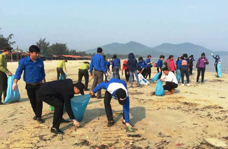 Đoàn viên, thanh niên thu gom rác thải trên bãi biển