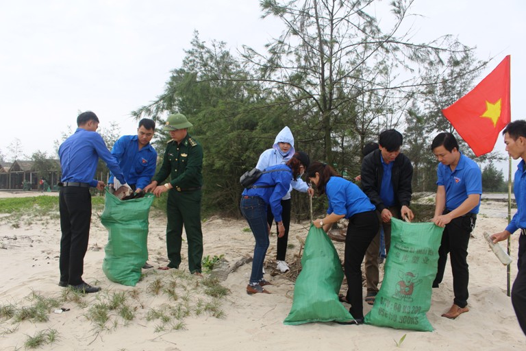 Đoàn viên, thanh niên tình nguyện ra quân làm sạch bãi biển Cửa Việt