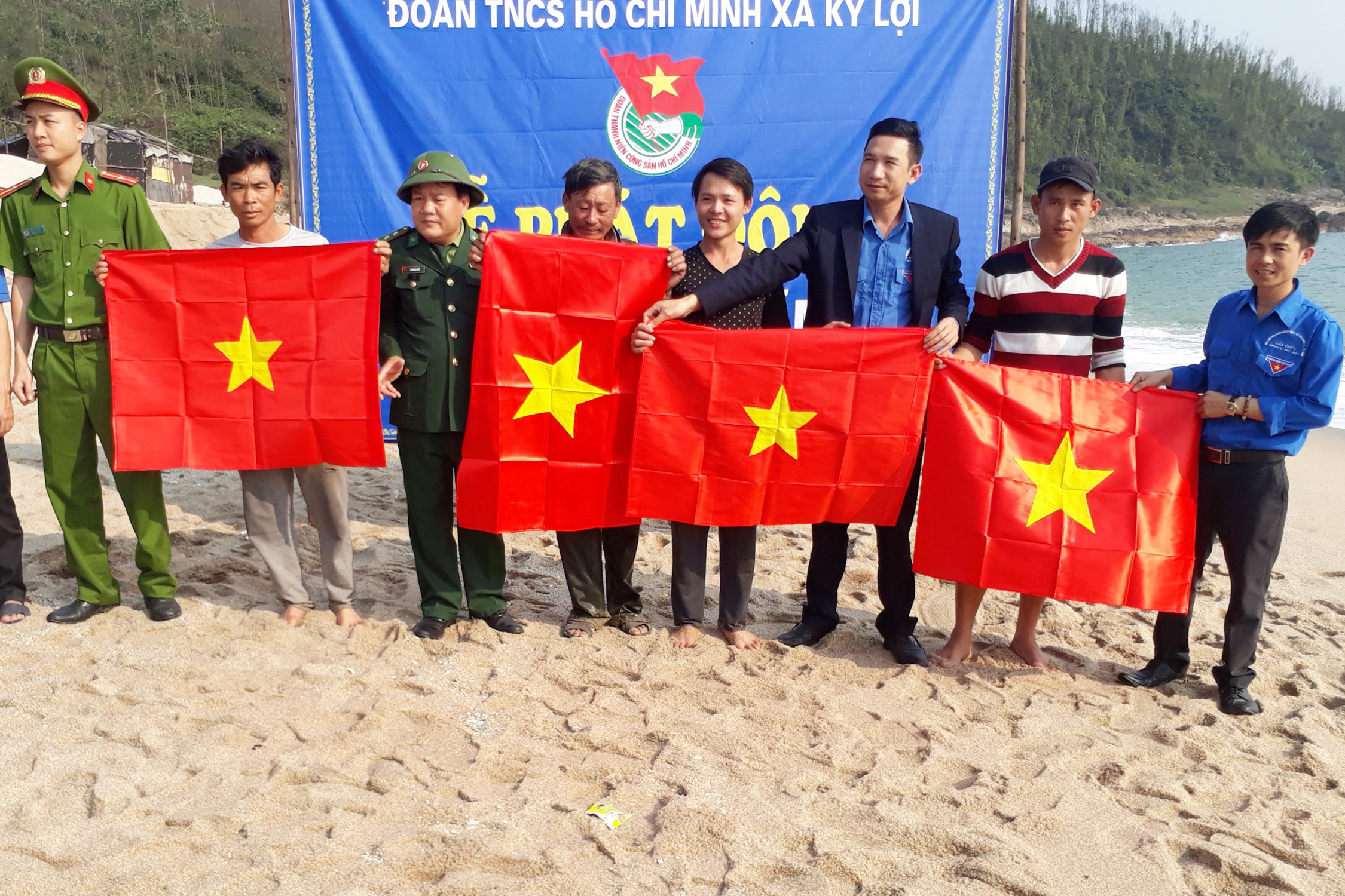 Đoàn xã Kỳ Lợi tổ chức nhiều hoạt động ý nghĩa động viên ĐVTN và ngư dân bám biển (Bí thư đoàn xã Chu Thanh Hội người đứng ngoài cùng bìa phải)