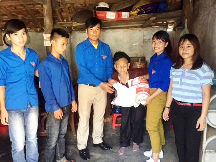 Anh Lê Văn Du (người thứ 3 từ trái sang) cùng ĐVTN địa phương tích cực kêu gọi các suất quà Tết tặng người nghèo