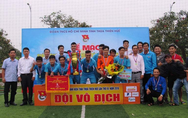 Đội bóng Huyện Đoàn Quảng Điền nhận giải vô địch