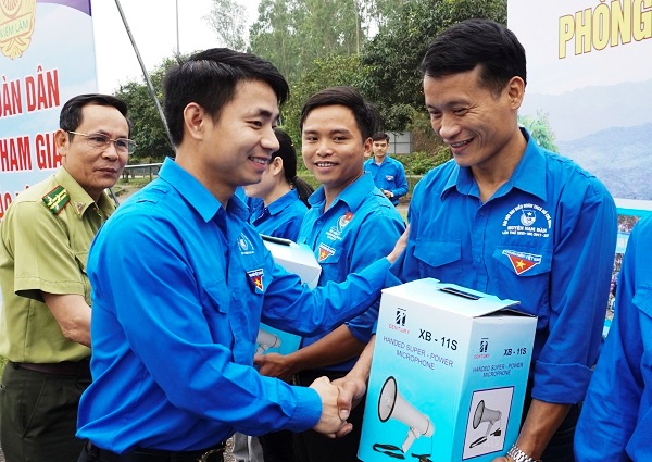 Đ/c Nguyễn Xuân Tiệp - Phó Bí thư Tỉnh đoàn trao tặng loa cầm tay cho đại diện các đội TNTN PCCCR huyện Nam Đàn