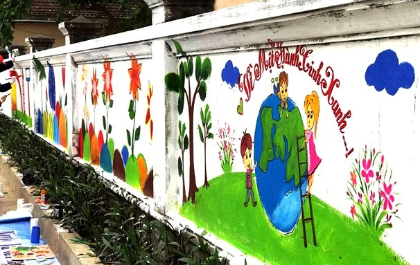  "Con đường bích họa" dài khoảng 100m, những hình ảnh trên bức tường thể hiện tình yêu với mái trường, thầy cô, bạn bè và thông điệp giữ gìn màu xanh bảo vệ môi trường