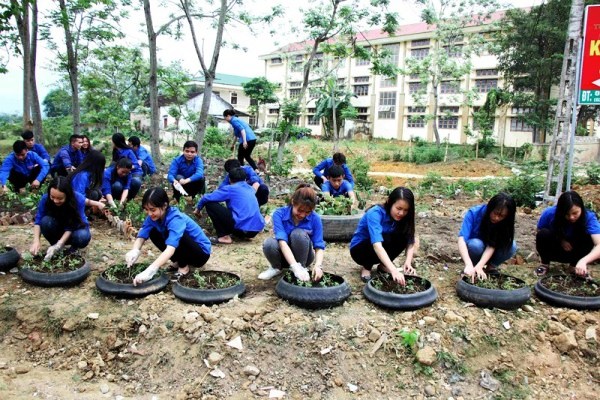 ĐVTN huyện Quế Phong sử dụng lốp xe ô tô, xe máy cũ để làm bồn hoa